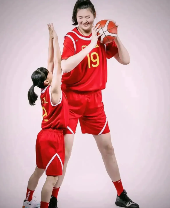 出战时间敲定！年仅18岁，身高达到2.26米张子宇，将首次代表中国女篮成年队出战