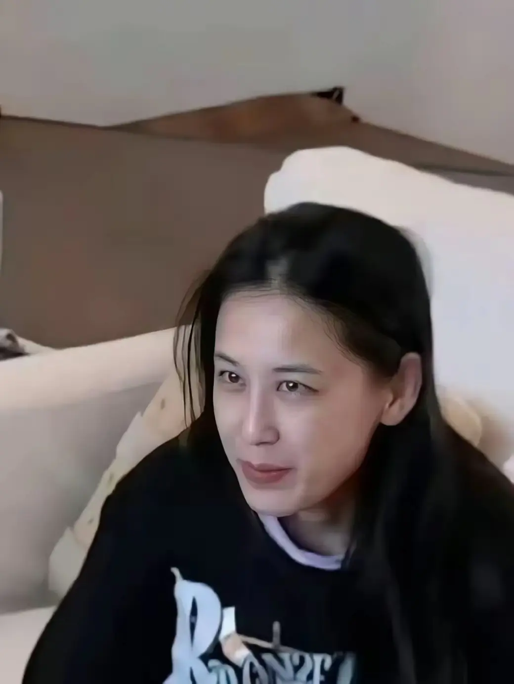 卸妆卸不到黄圣依这种程度的，别说自己是素颜上镜​​​
