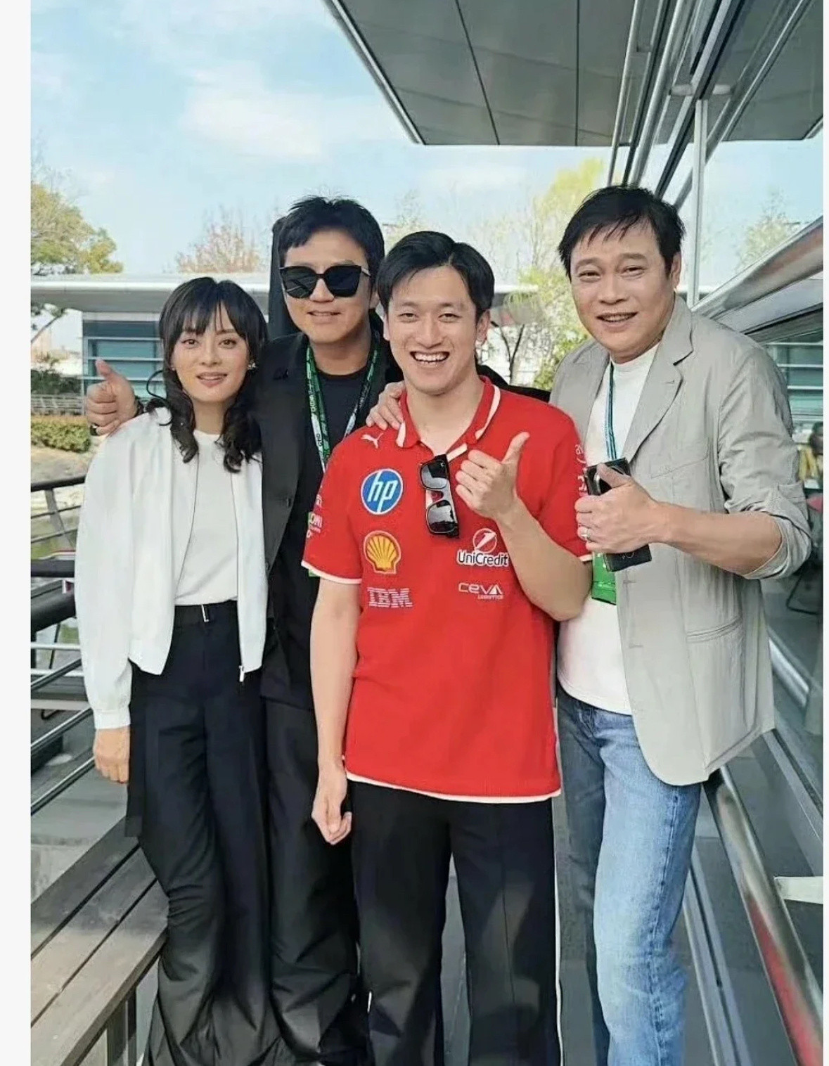邓超和孙俪带着儿子女儿也去看上海的F1了，一家四口幸福美满，有戏拍也有空陪孩子，