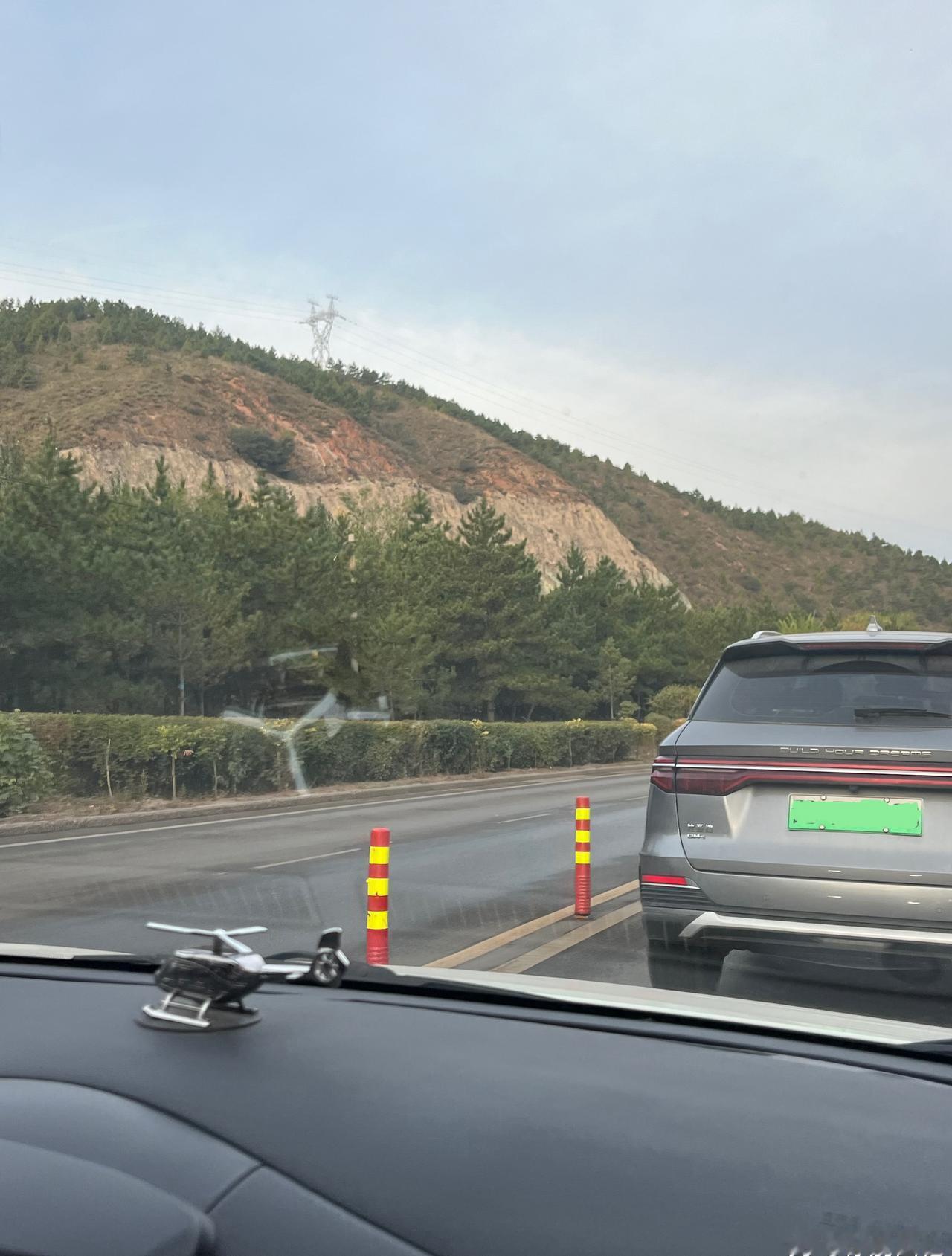 早上好啊。已经出发了，防止堵车。今天也不出去吃饭了，游客太多了，也买不上饭。