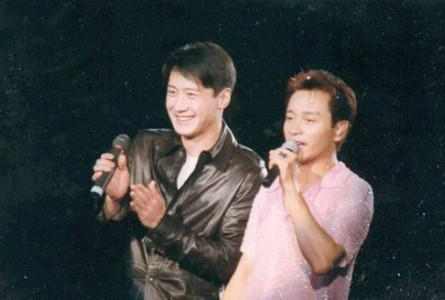 1993年，黎明陪张国荣去台湾出差，记者问张国荣：“哥哥，这次你为什么不唱歌啊？