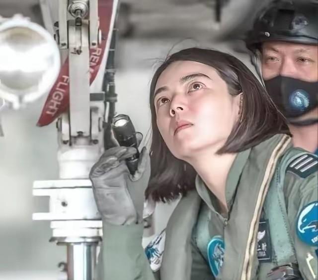 台专家蔡正元在节目中发言：台湾省一空军战机女飞行员曾放狠话说，“只要长官一下命令