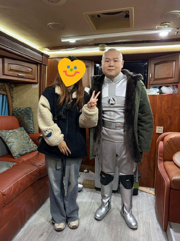 要被岳云鹏的造型给笑不活了。《绝顶富贵》杀青，演员和剧组工作人员也开始晒各种定妆