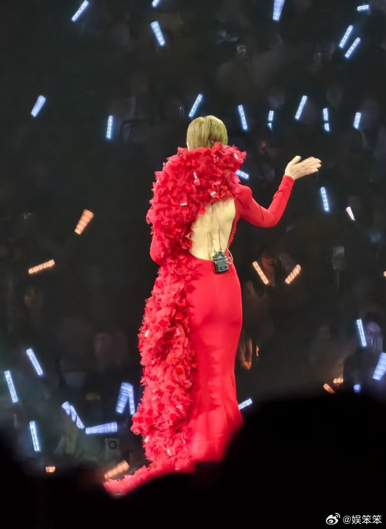 李宇春裸背红裙李宇春演唱会这裸背红裙绝了！裙摆上玫瑰像流动的海，红裙配白肌，花