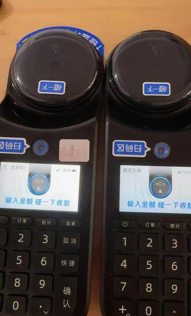 一位美国华人声称，中国的手机支付是最笨的事情，每回都得掏出手机扫码，输入密码才能