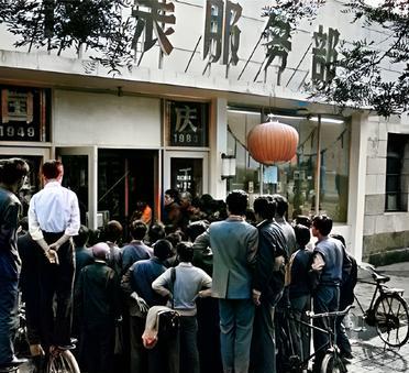 这是1984年北京东四家电服务部门前人山人海。原来，这是当地群众来到这里观看国庆
