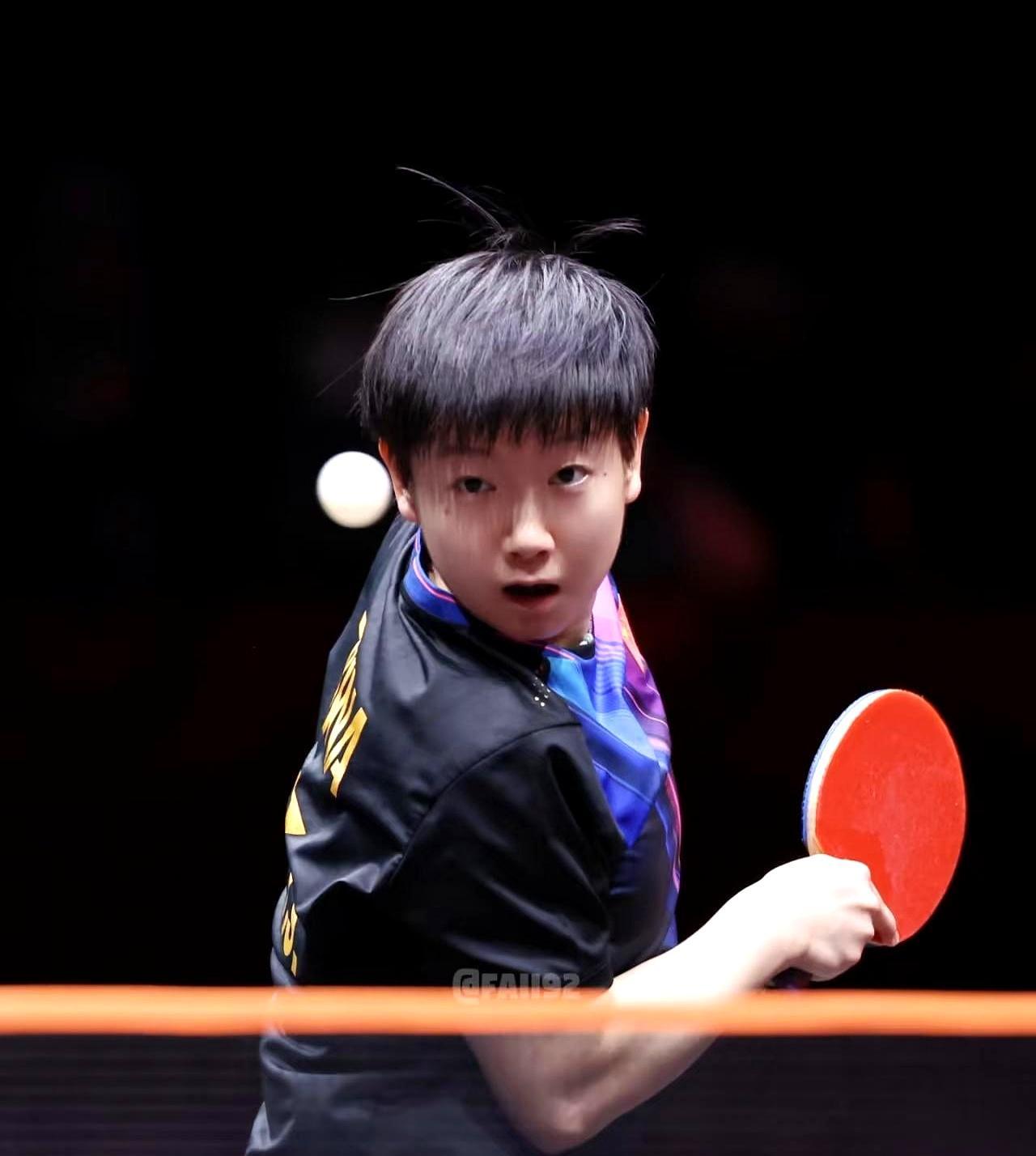 王楚钦退赛那一刻，中国乒乓撕开了冠军背后的隐痛。孙颖莎独自站在镜头前，嘴角上扬