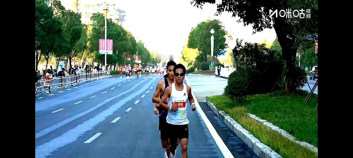 新纪录保持者何杰，竟然跑崩了。刚创下2小时06分57秒国家纪录的他，这次比赛