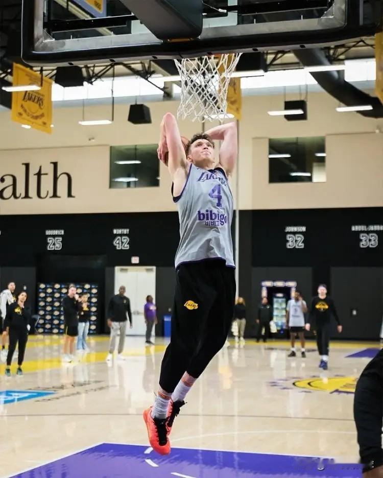 湖人小将克内克特终于要被交易了！今天据美国名记EvanSidery透露，湖人将