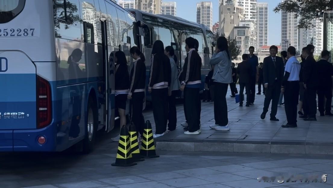 中国女排打道回府，下一站北京，备战下个月的日本名古屋亚运会！中午，在酒店门口，来