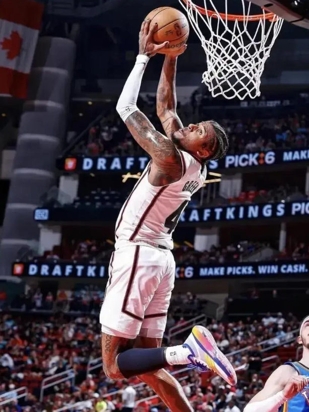 格林打三号位，怎么影响他的表现了？现代篮球大量换防，空间极大，压根不是一对一