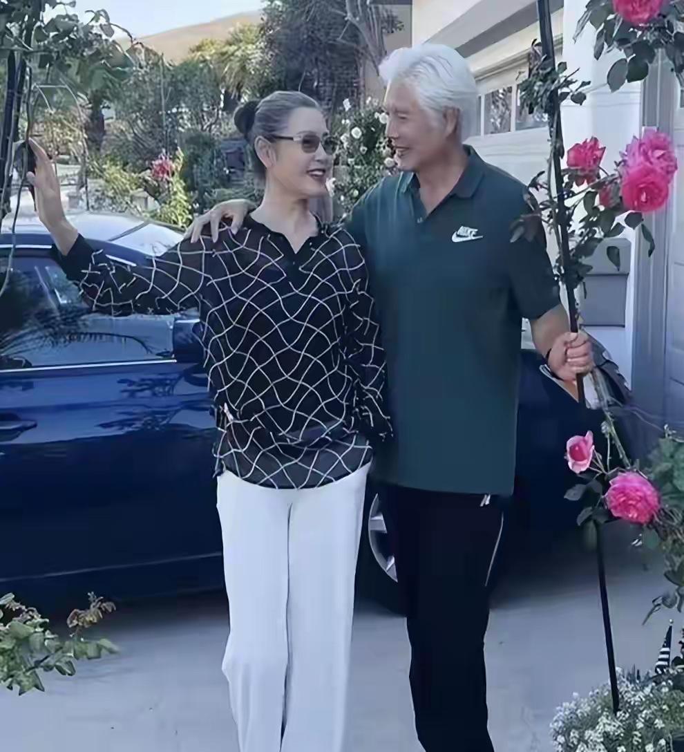 姜黎黎现状：1993年举家移民，长期定居美国洛杉矶，住着带院子的房子，生活悠闲，