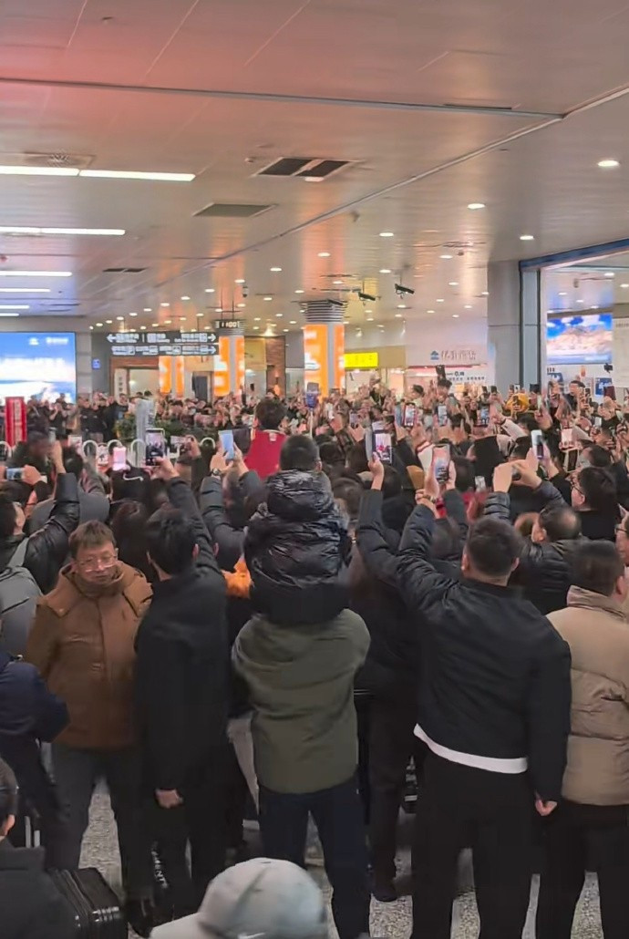 挺壮观! 媒体人晒迪亚洛抵达太原场面