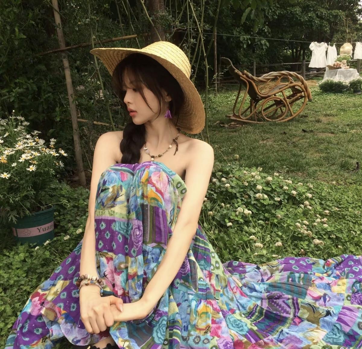 紫调印花与草编帽，杨超越把松弛感拉满了整个夏天风吹过花园的瞬间，杨超越像
