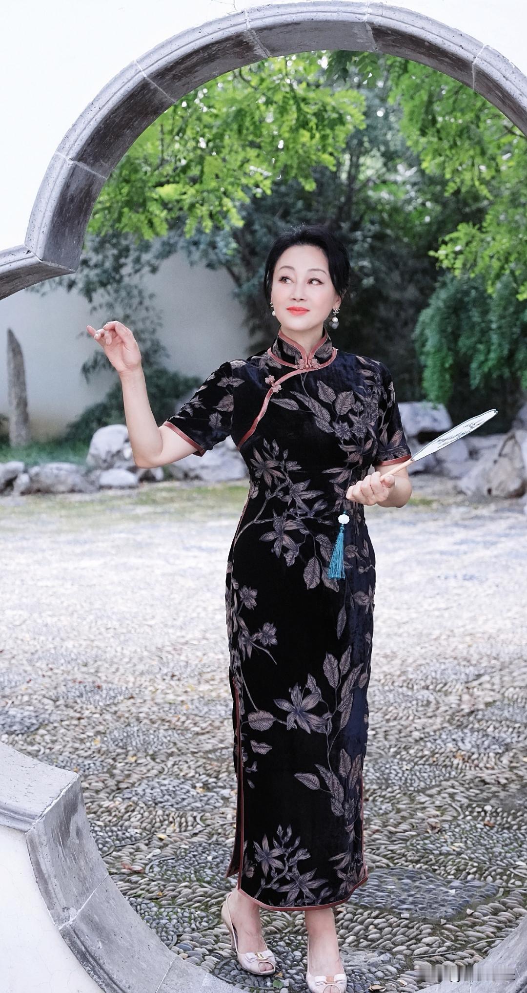 别看王姬60多岁了，但风韵犹存，一举手一投足别有韵味！[赞][赞]