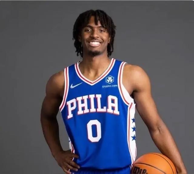 完全不分伯仲，看马克西与新科MVP亚历山大本赛季的表现：1、马克西——25岁，