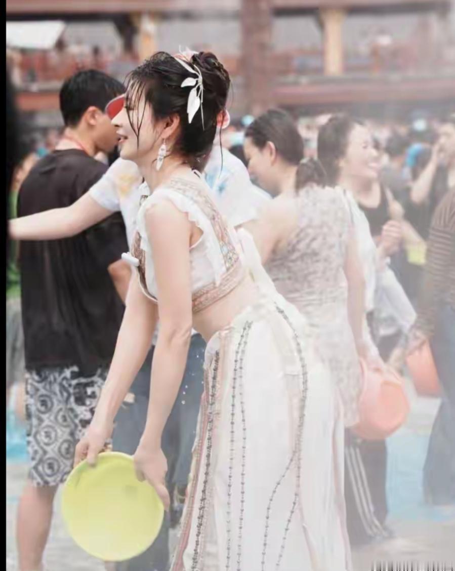 如果组织有序，讲文明守规矩，镜头下的泼水节，真的很美！