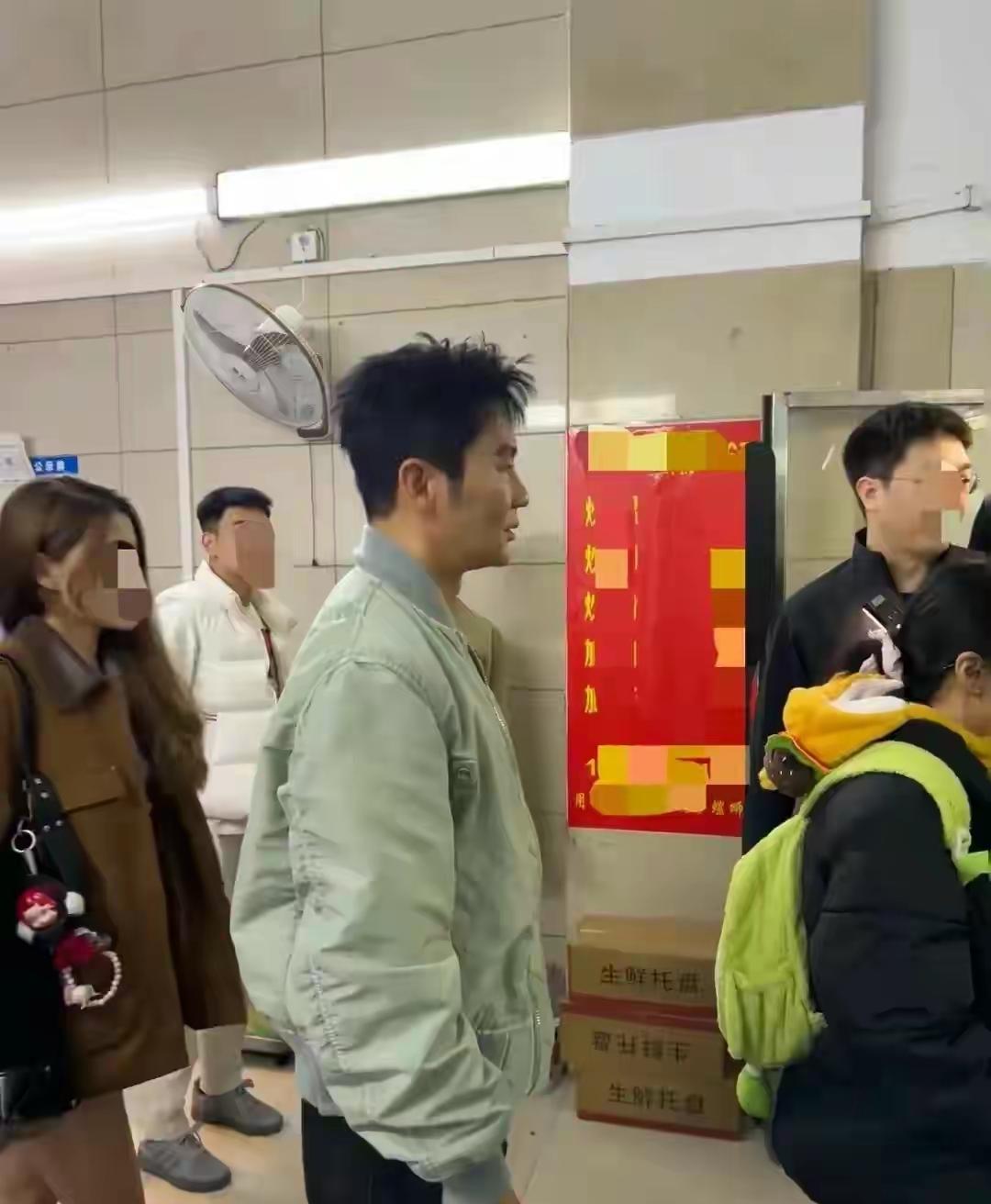 李晨现在是“骑虎难下了”，想安静的吃个螺狮粉都不行了，明明只想悄悄在柳州吃个