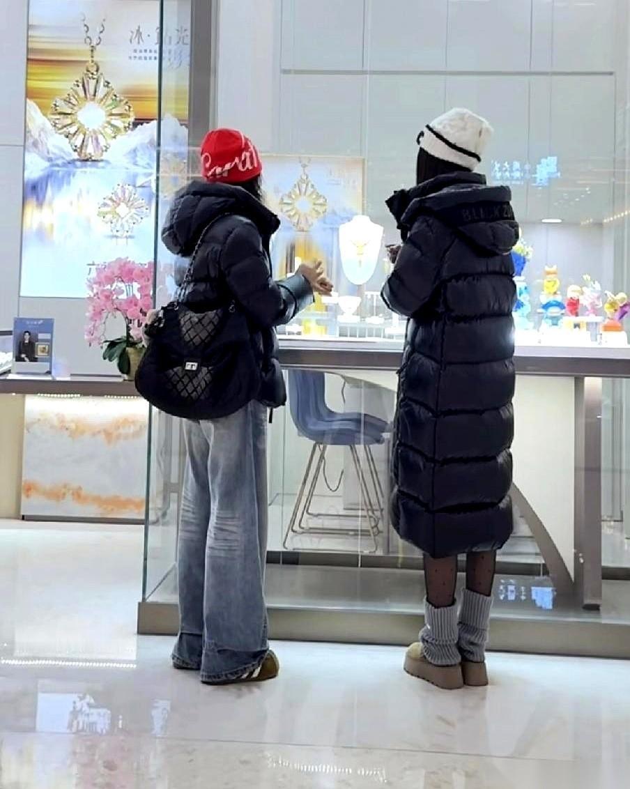 有些人的松弛感，真的就是钱喂出来的。前两天在万象城，迎面走来俩姑娘，个子高高的