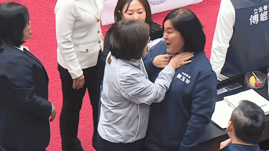 台湾“立院”今日又有肢体冲突，福建金门县陈玉珍被民进党赖惠员“用手掐住脖子”，王