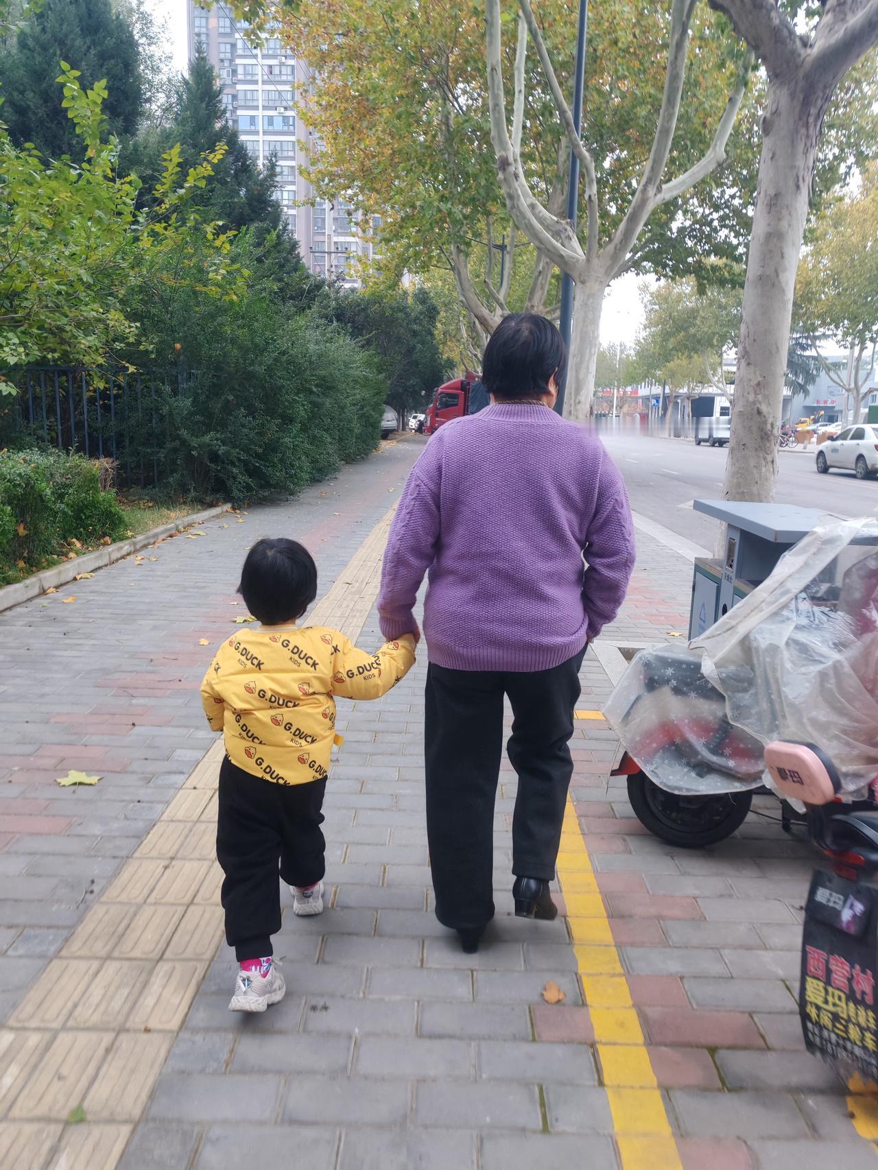 儿媳生了个翻版“”婆婆”是一种怎样的幸福？下图这一老一小是我小区人，左邻右舍总能