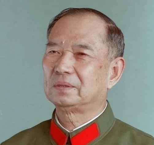 1982年，开国少将尤太忠视察部队，见一副团长好生眼熟，暗骂一句大事不好，立刻打