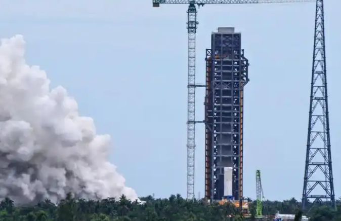 传出一声巨响：长征十号火箭一子级试车圆满成功，7台YF - 100K液氧煤油发动
