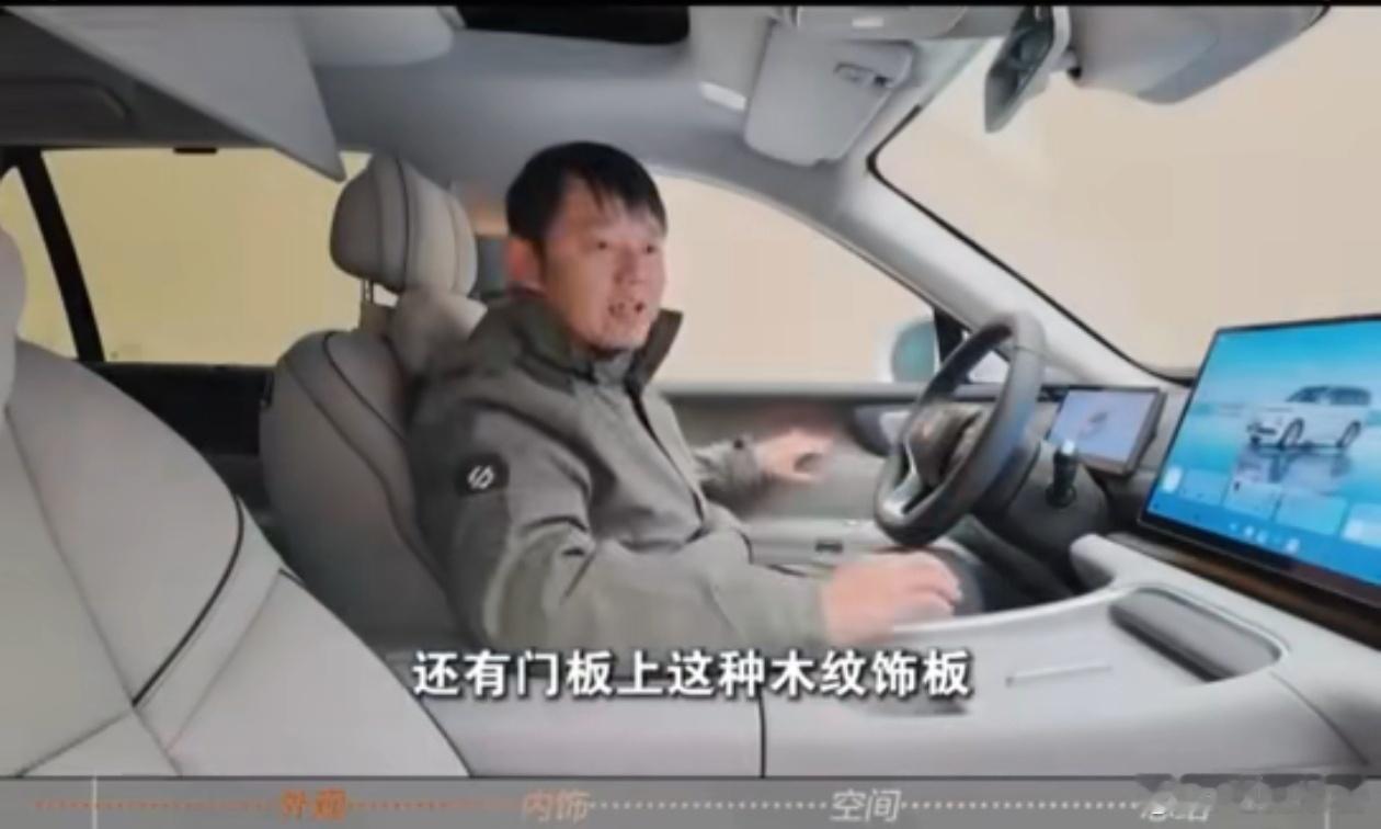 零跑D19的内饰，中规中矩，空间没问题，二排两个桌板，三排还有独立扶手，这个值得