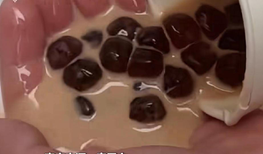 四岁小男孩喝奶茶后玩蹦床，用生命的代价告诉我们，孩子吃完东西一定不要立马蹦跳。