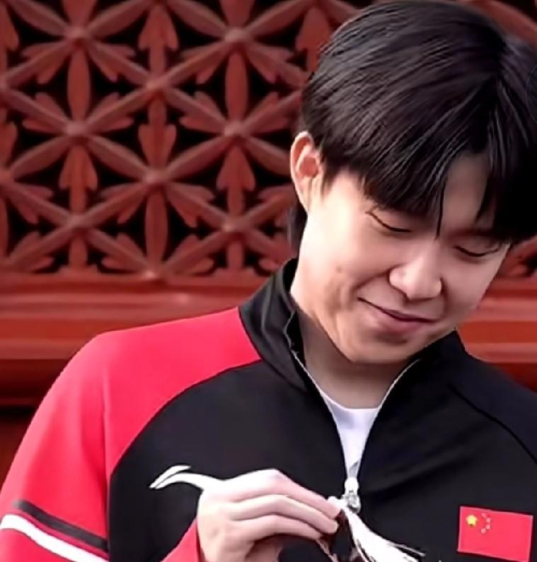 哈哈哈，王楚钦抽的签自己都笑了！坐在台下的佳佳笑着对头哥伸出大拇指:头哥，你真