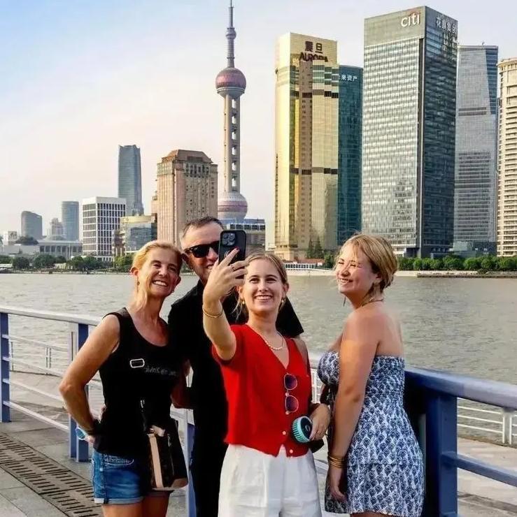 一边是刁难，一边是“赖着不走”！全球双标现场，照出了谁的真格局？最近国际旅行