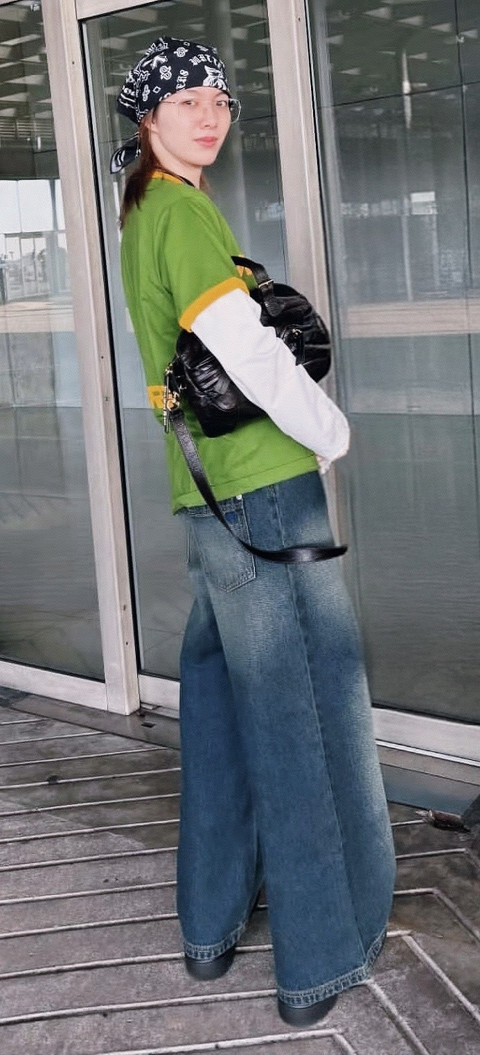 呃呃呃长腿大帅比这腿要是爬到头蚂蚁都得饿死、、