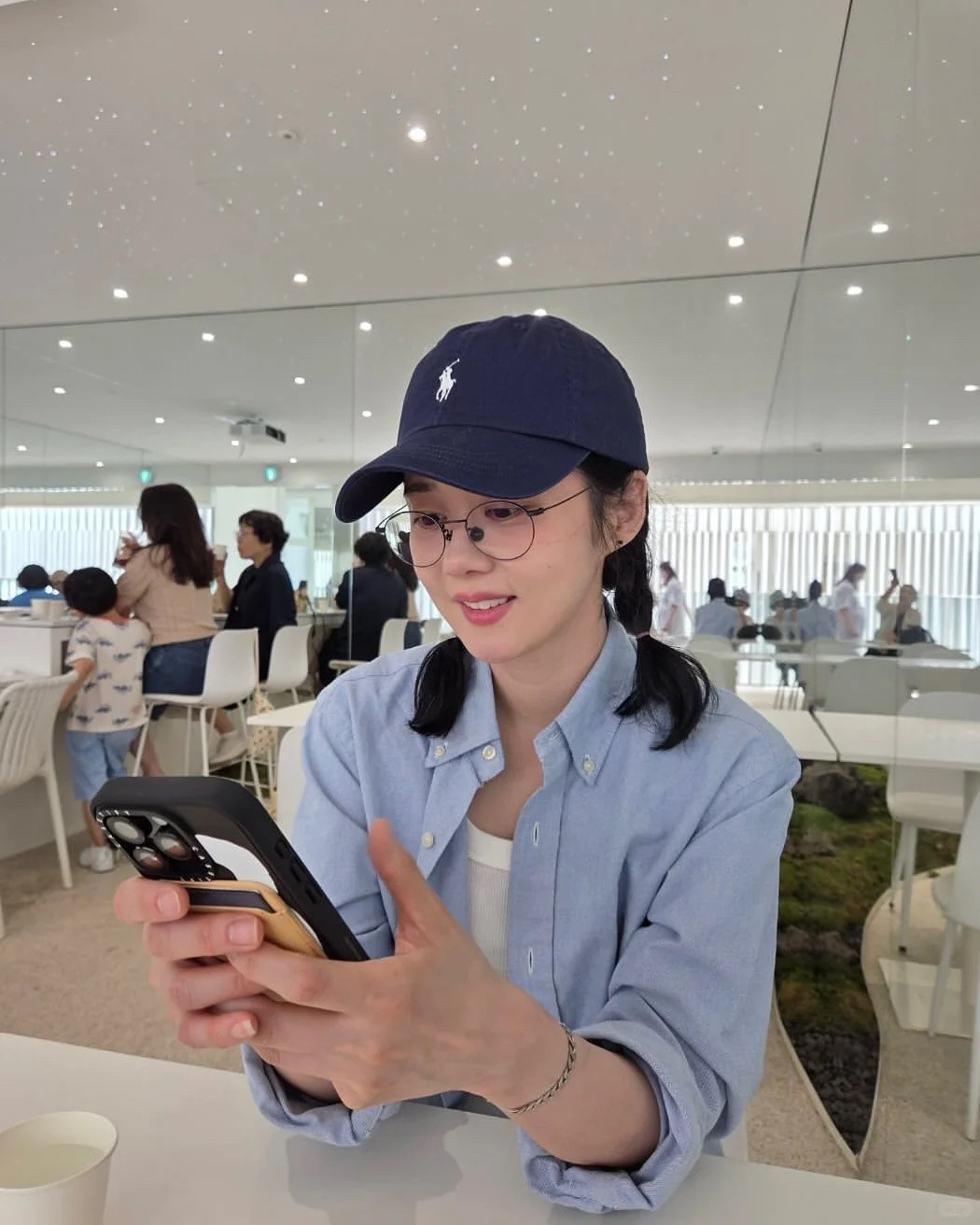 张娜拉太冻龄了吧！不得不说圆脸的优势真的很明显，比同龄人更加冻龄。这次张娜拉还穿了宽松的蓝色衬衫配白
