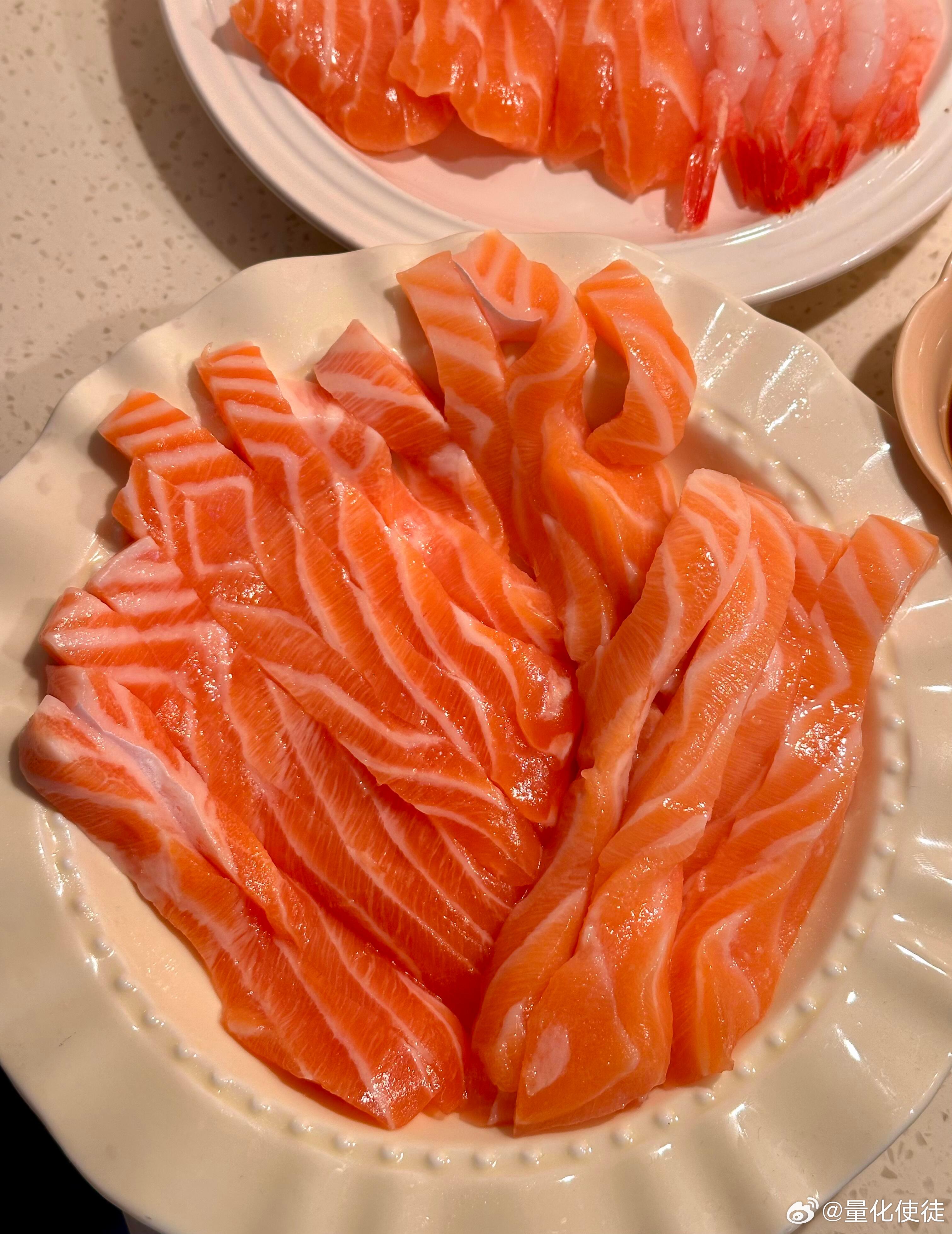 挖到三文鱼宝藏了❗❗这个黑金三文鱼腩太好吃了！！先是脆脆的口感，然后在嘴里化开，