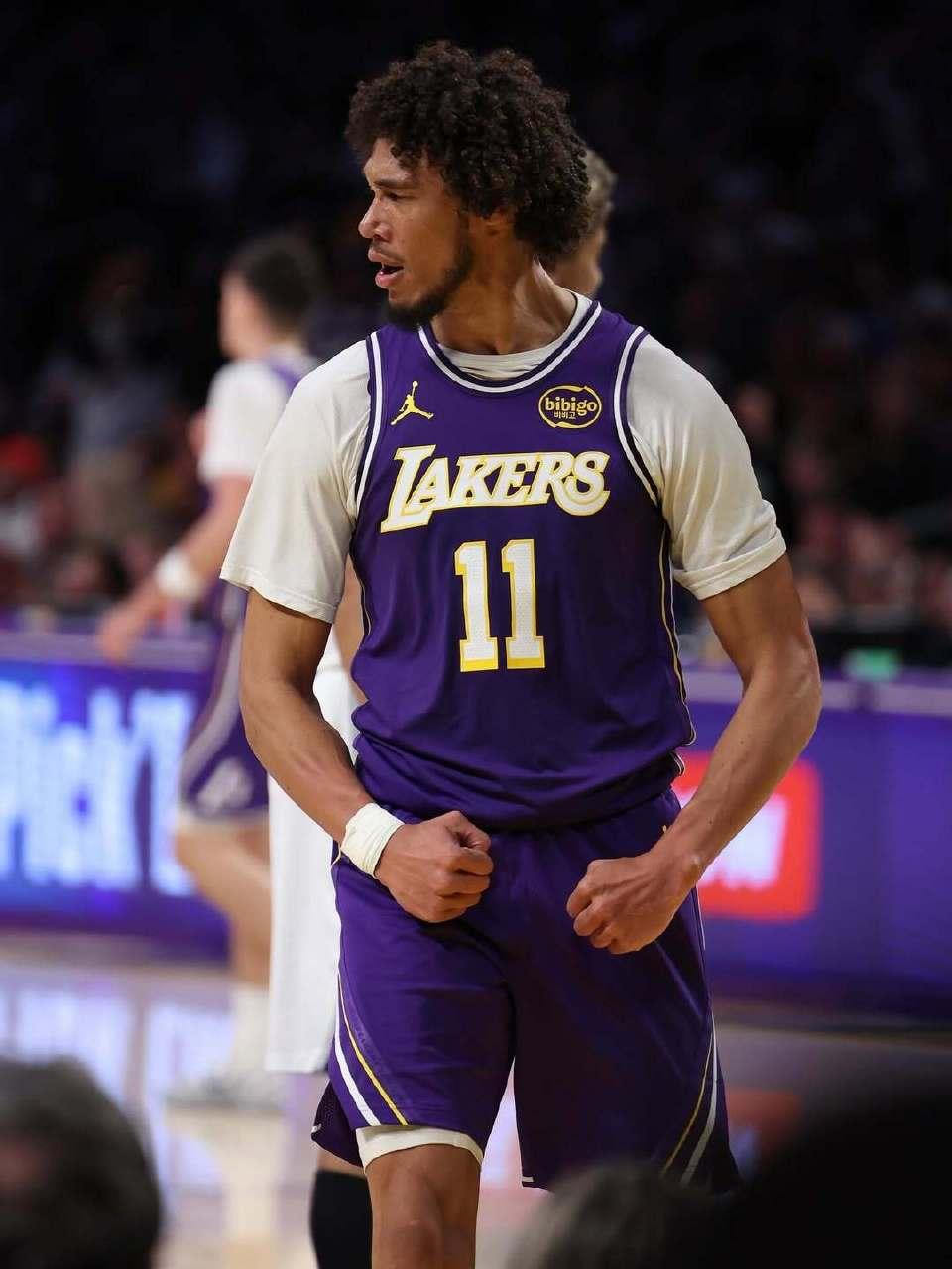 湖人中锋海斯更新社媒：“Work🍊”湖人替补中锋贾克森-海斯更新个人社交媒