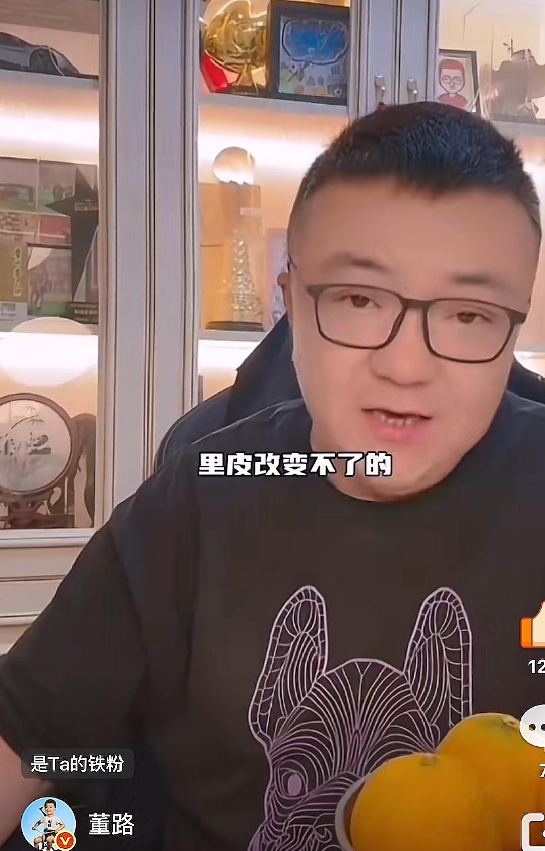 董路认为国足在未来四年赢球的法宝就是王钰栋和定位球。邵佳一本身就有一脚任意球，在