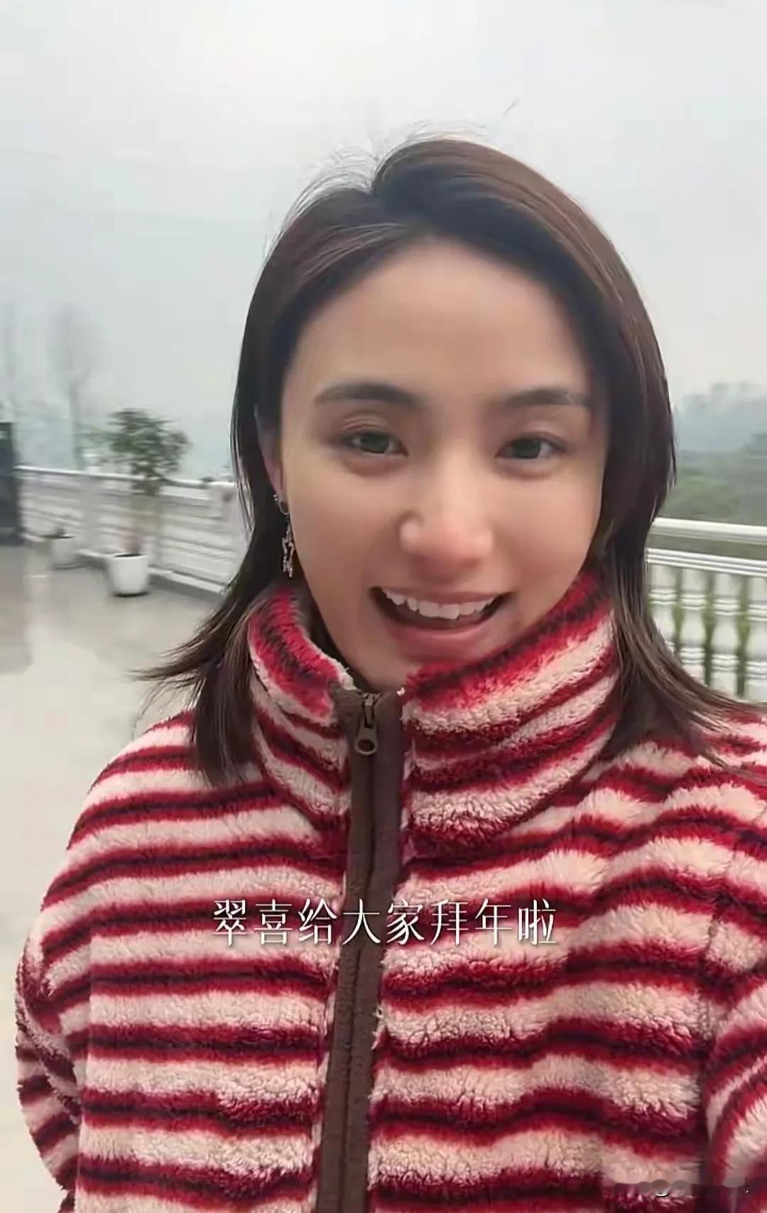 李亚鹏前妻，太开心了！海哈金喜回四川过年：离婚后首个春节，那一身“省服”背