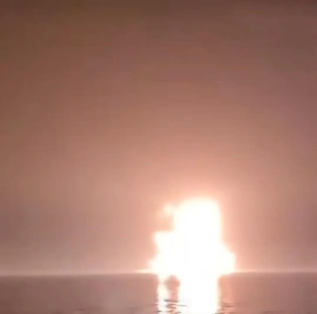 三艘油轮在伊拉克海域遭到袭击，全部燃起熊熊大火，被烧成了废壳，好在数十名船员获救