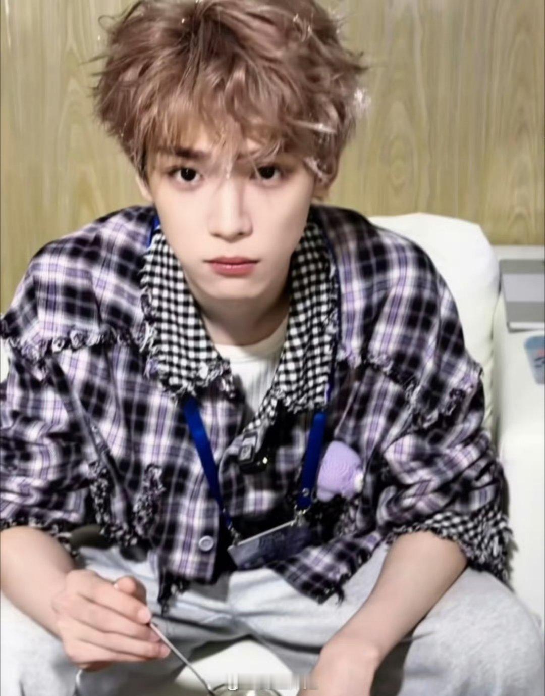 一起来看看梓渝的最新营业照，真的是把男大的人设立住了，所以的营业方式都是这样风格