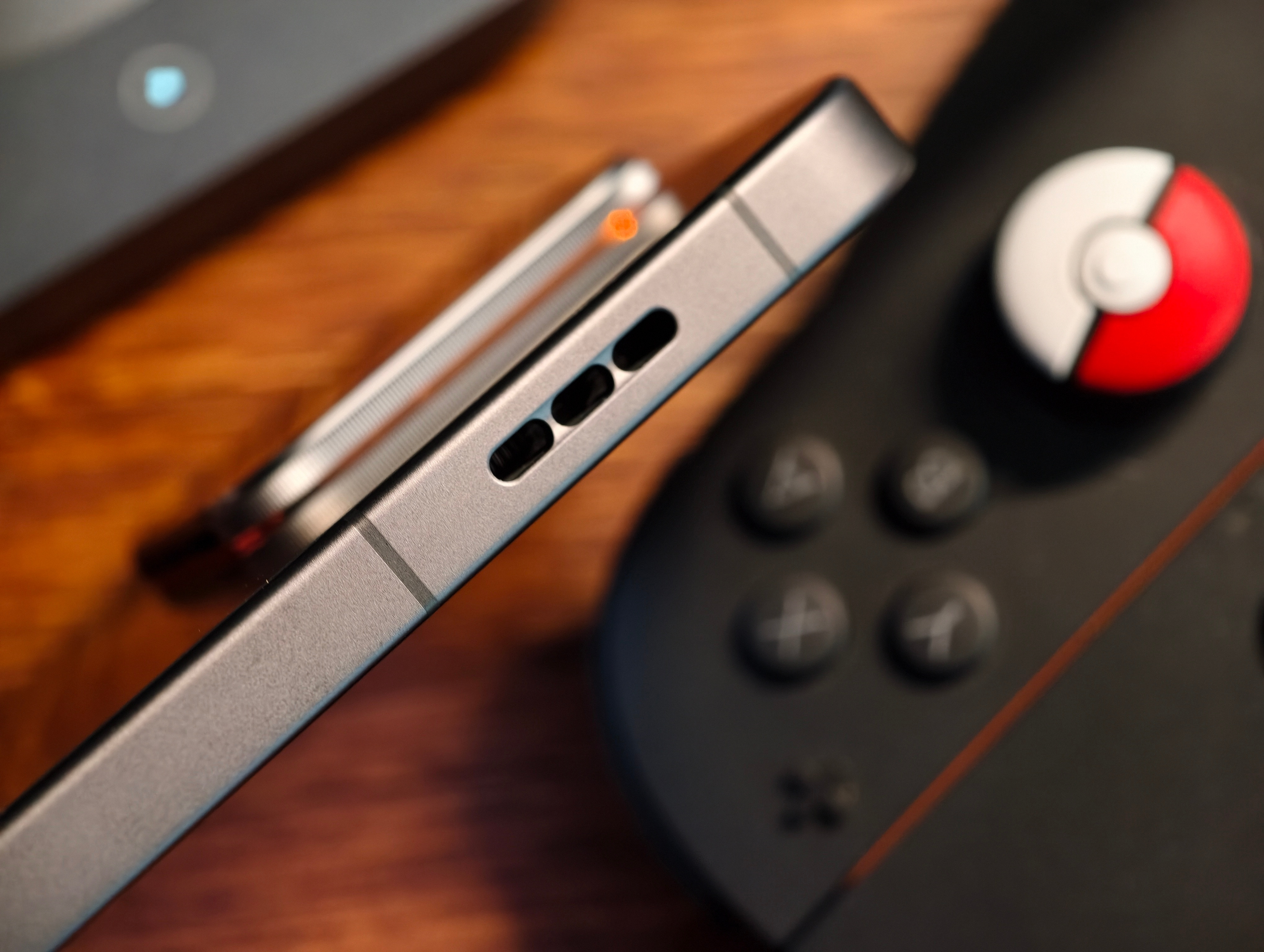 iQOO15Ultra确实是最近这几年最像游戏机的手机了，唯一一台把外放、马