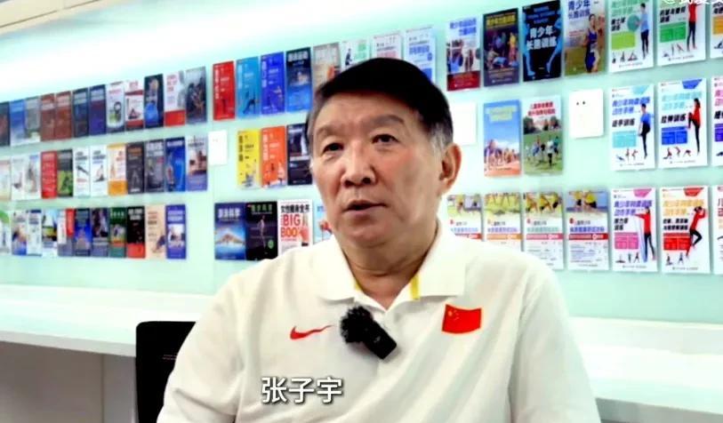 宫鲁鸣：张子宇身高有优势，很聪明，但需加强对抗。最近，国家队主教练宫鲁鸣
