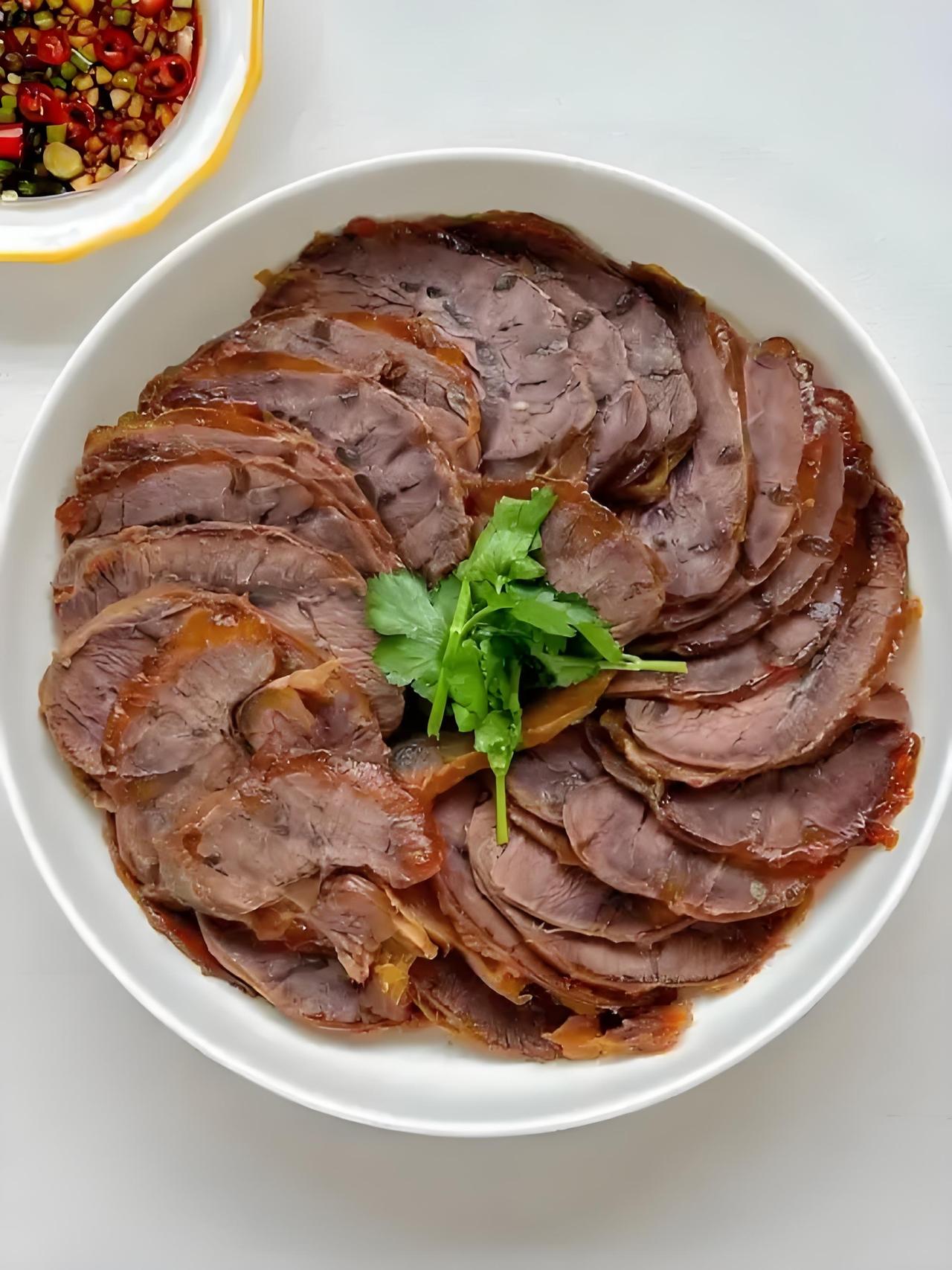 高血压五年的我亲测：卤牛肉再好吃也别碰，吃一口都可能闯祸！我患高血压已经五