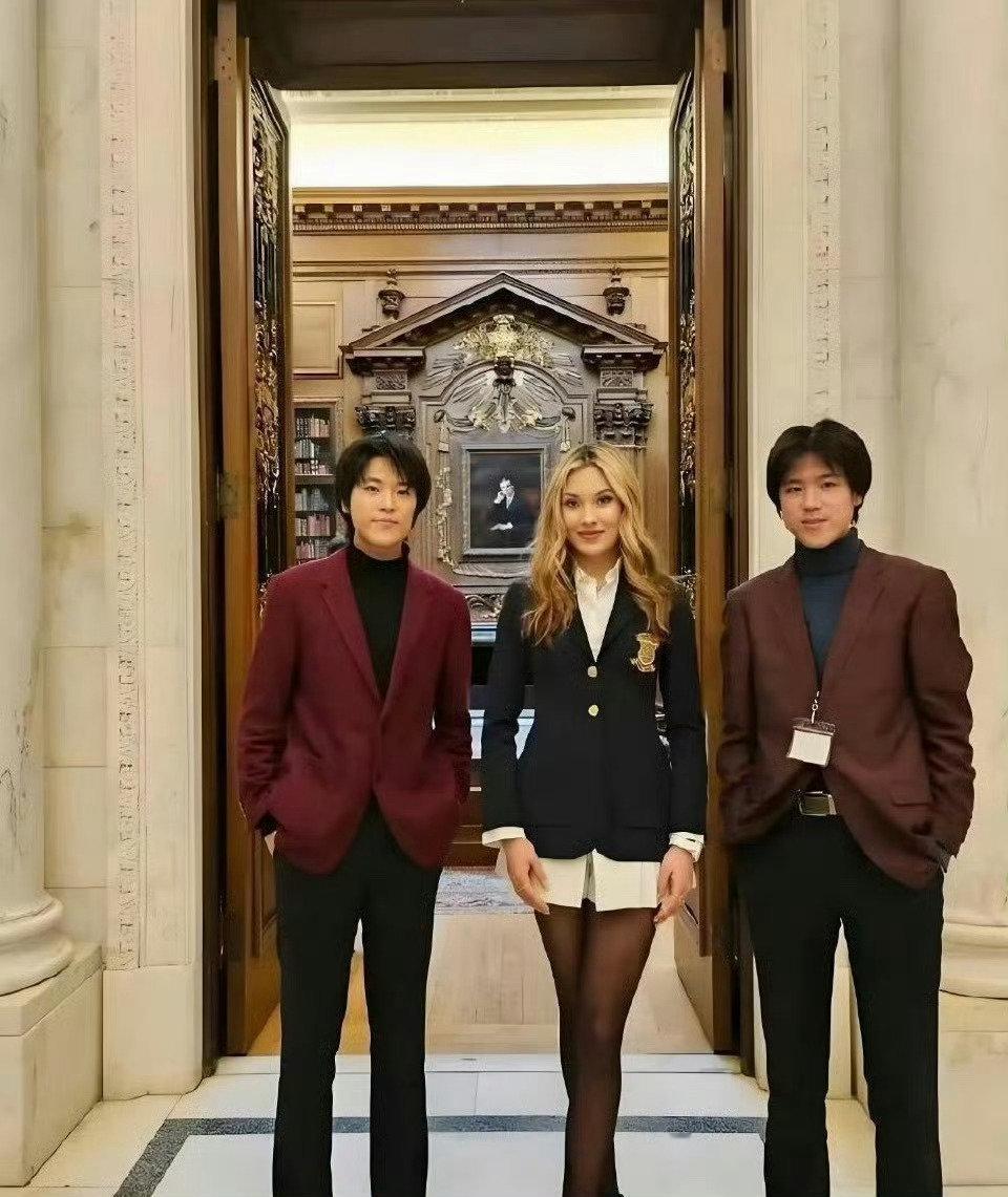 谷爱凌有一对双胞胎弟弟弟弟，谷晨宇和谷浩宇，高颜值、身材好，不由让人感叹基因的强大。谷爱凌在公共场合