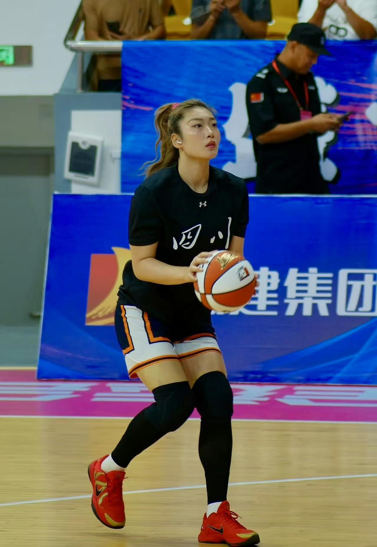 全运会女篮打到决赛！！李梦和杨舒予到底谁更优秀！！李梦，30岁，前锋。全运会场