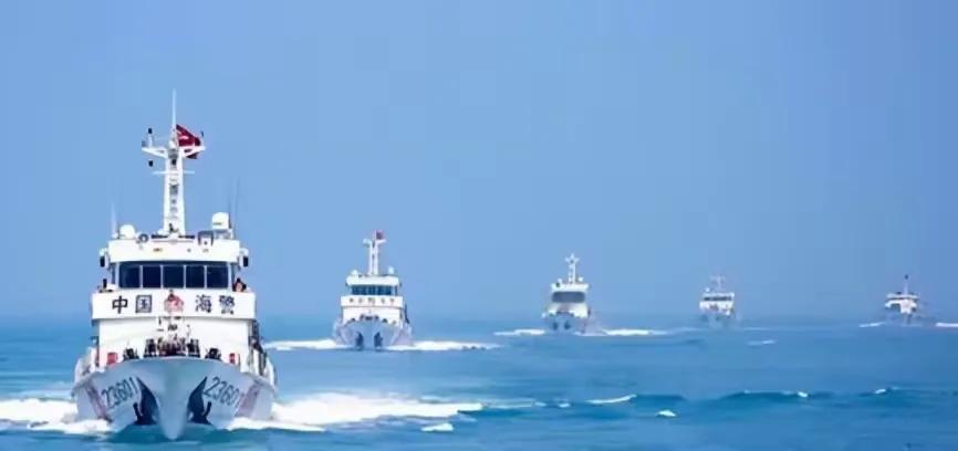 南海的风，越来越紧了。7月18日，仁爱礁附近海域，解放军的大型拖船已经到位。