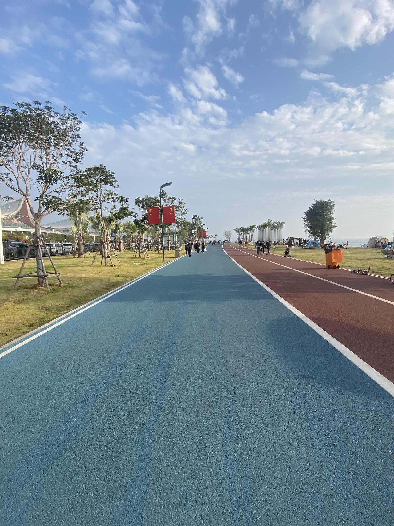 一群朋友晚上大排档喝酒，有人说东边的公路有查酒驾的，有人说西头公路才会查，然后俩