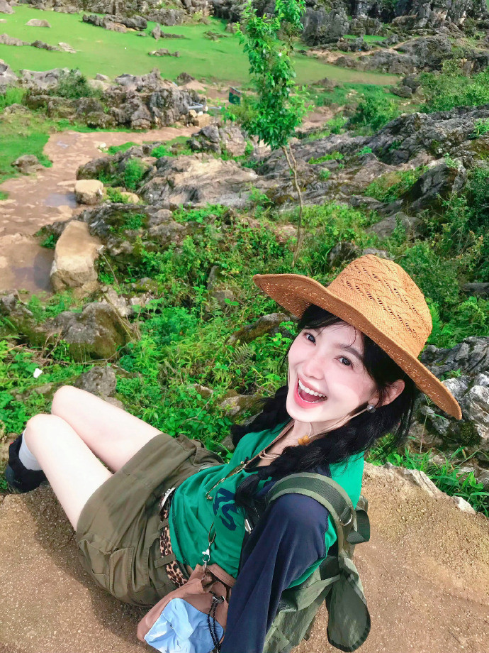 章若楠ins破百万赞章若楠ins十天破百万赞章若楠户外美图火遍海外，十天时间点