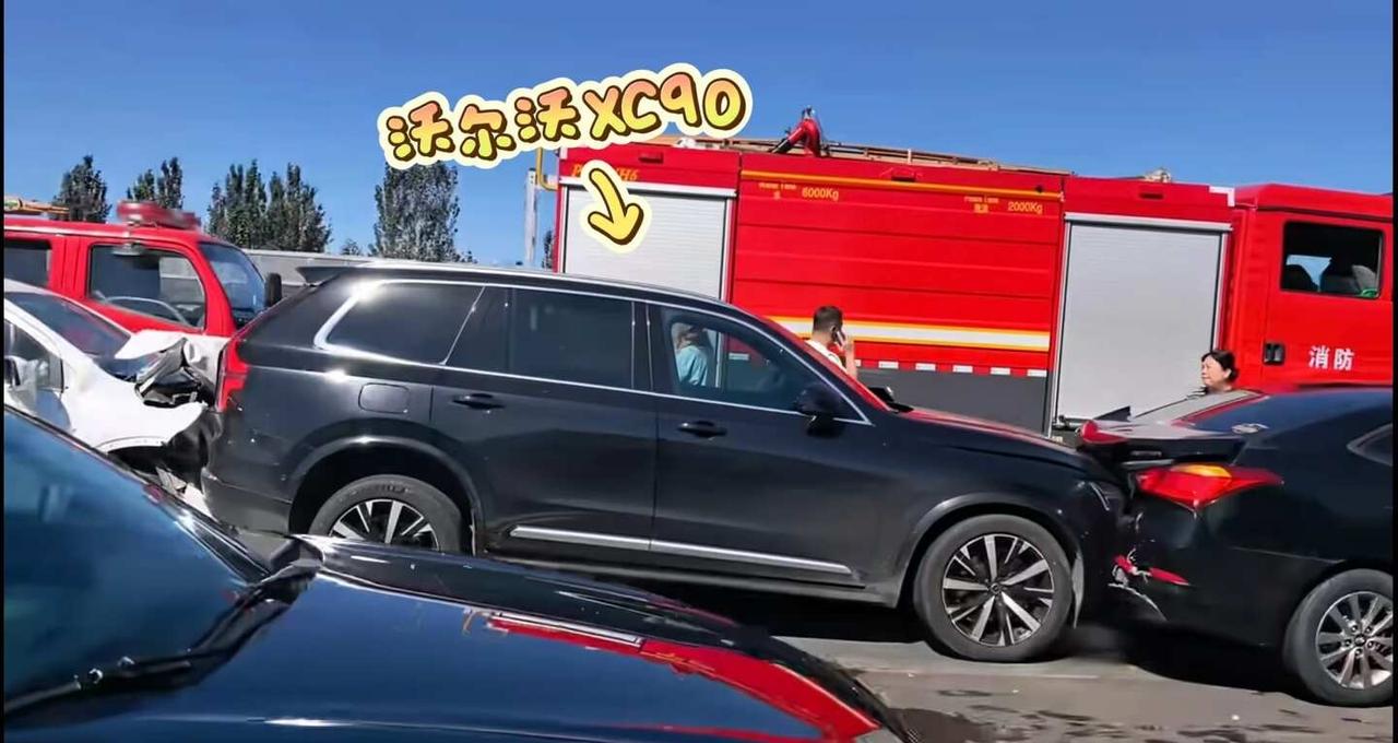 沃尔沃你有点无法无天了刷到沃尔沃XC90被两车前后夹击，真的笑cry了😂它