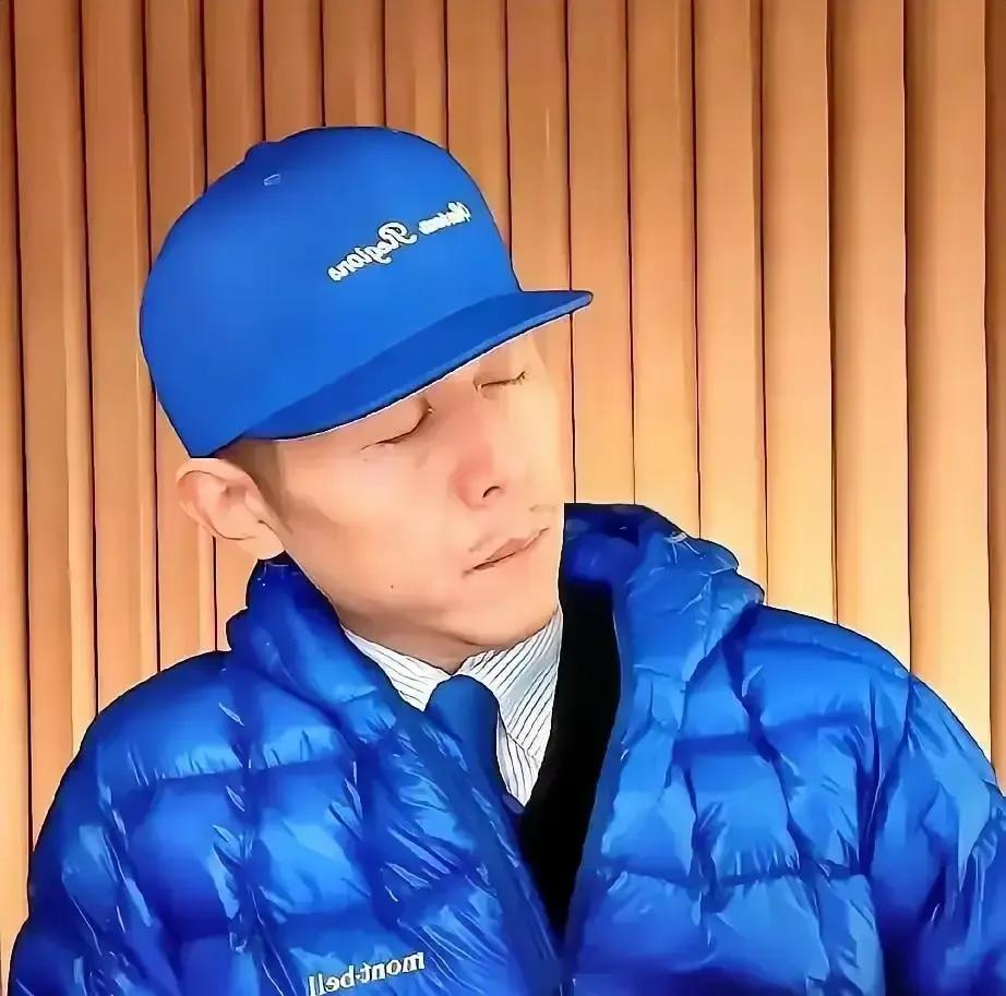 大冰昨晚直播闭眼听一位大姐哭诉73分钟，全程只回一句我在听。弹幕开始刷戏精、摆