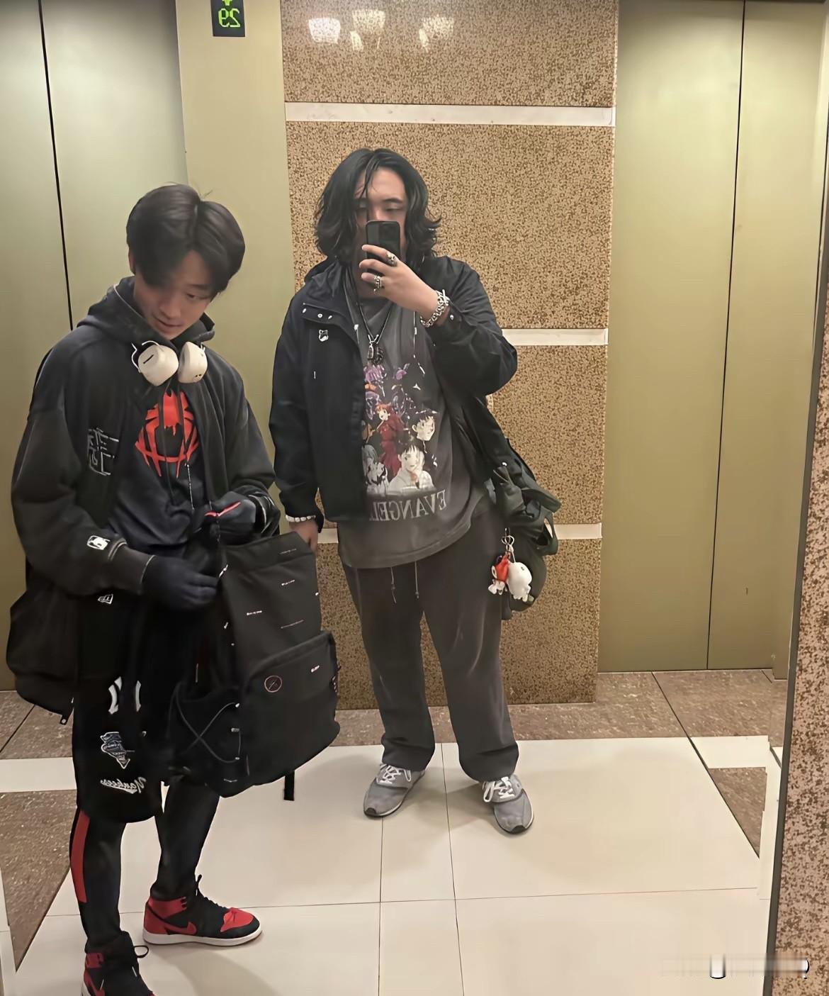 吴费曼才是个17岁的男孩啊，怎么在他身上都看不到阳光大男孩的影子，留着长发身材走